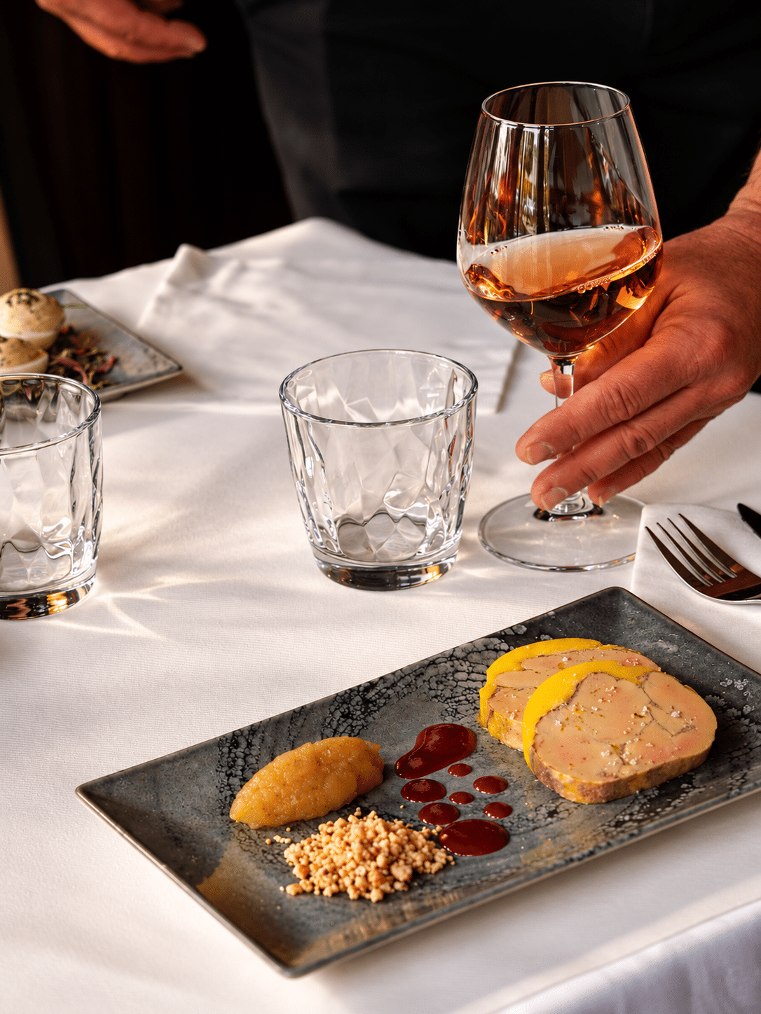 Foie gras maison, compotée de pommes Granny Smith, gel de porto et crumble de noisettes au Buré à Tours