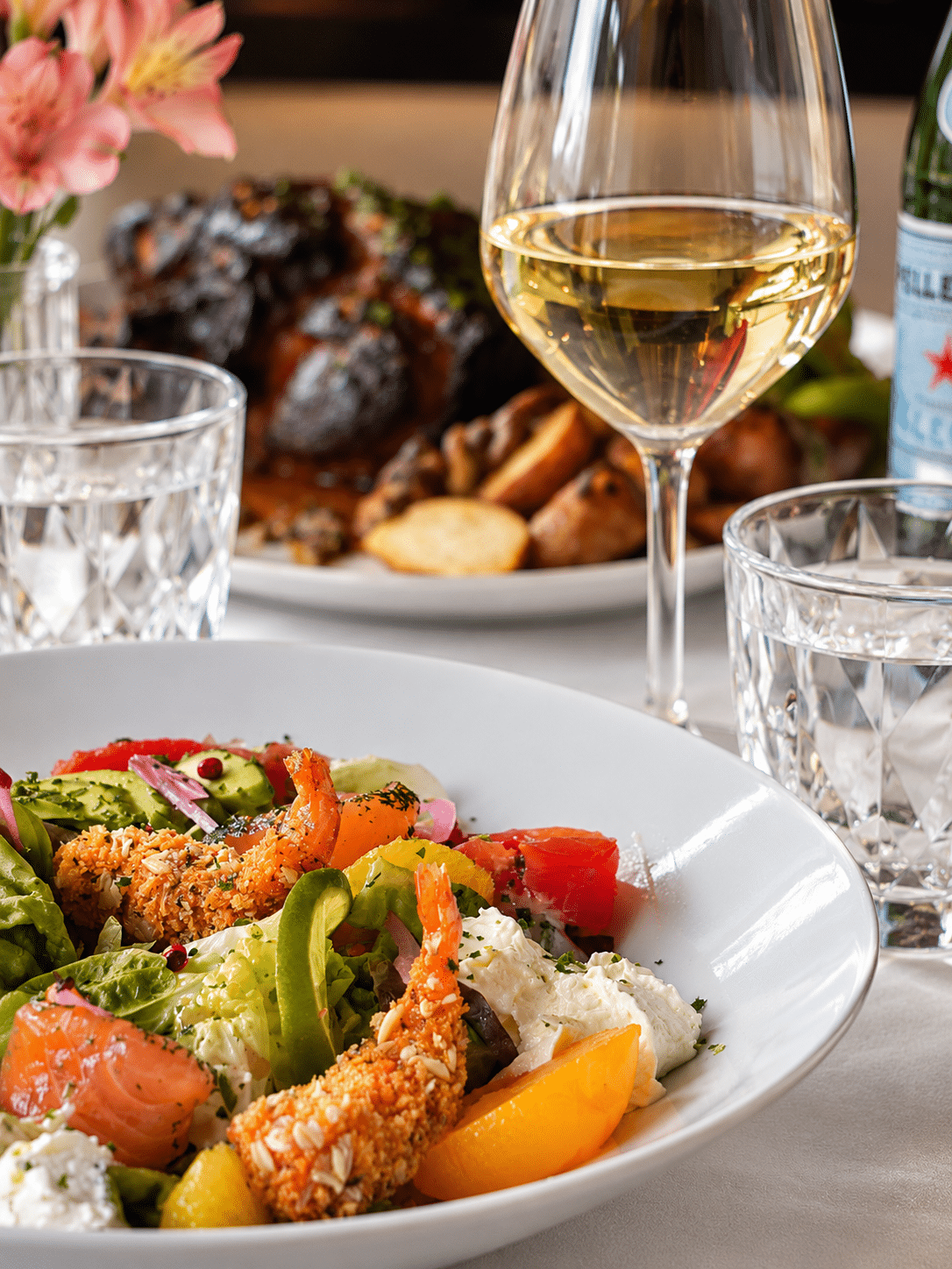 Salade La Mareyeur avec gambas croustillantes, saumon gravlax, avocat et agrumes au Buré à Tours