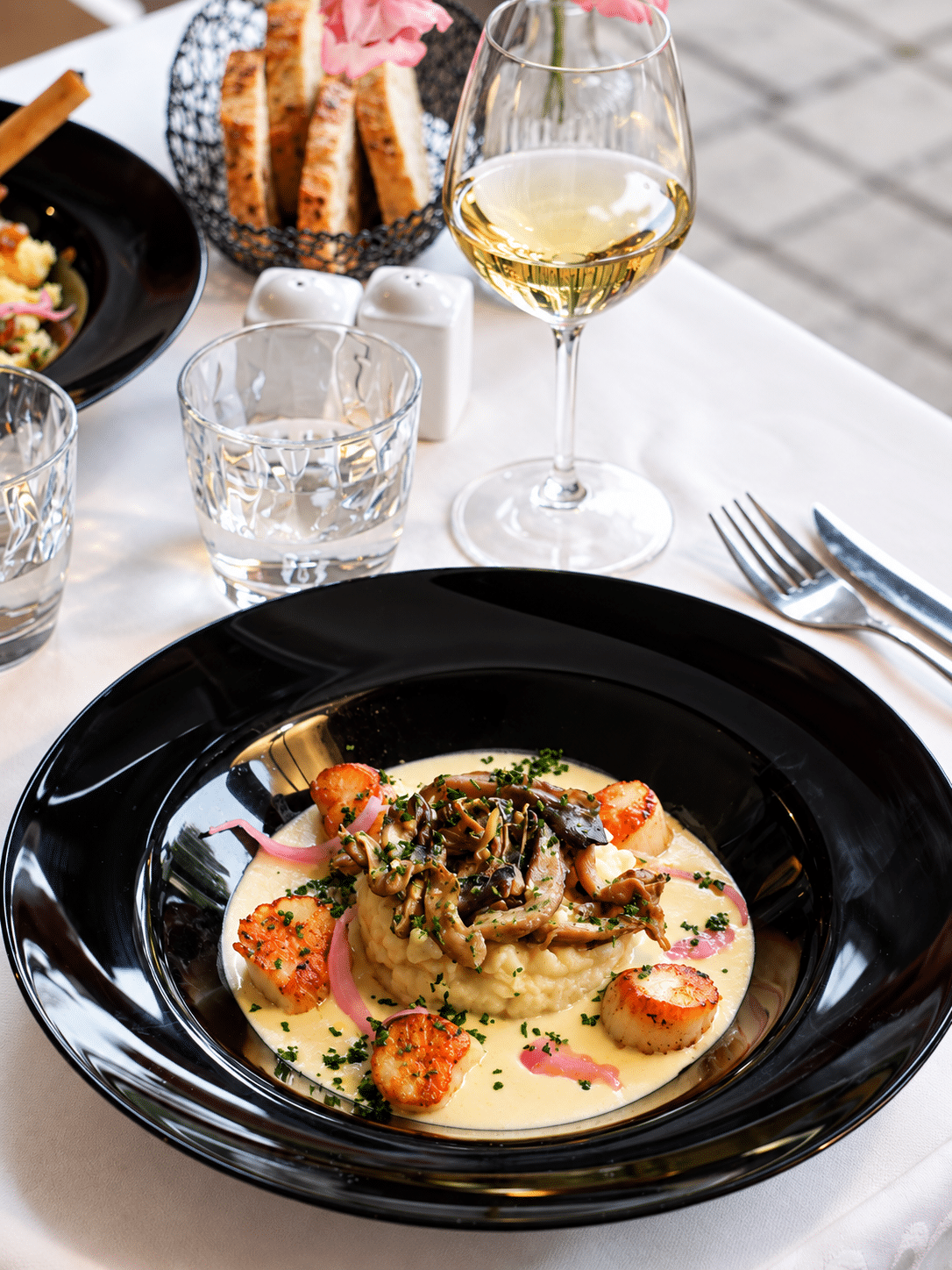 Noix de Saint-Jacques, risotto safrané, pleurotes et beurre blanc au Buré à Tours