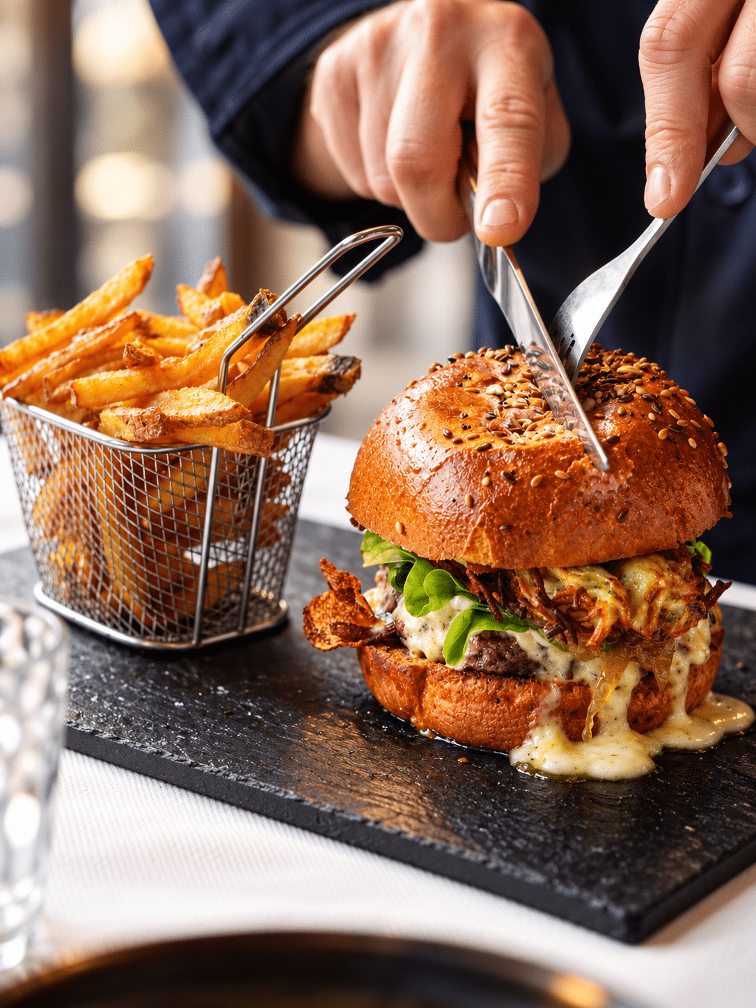 Burger au pain brioché, steak de bœuf, fromage fondant, lard grillé et frites maison au Buré à Tours